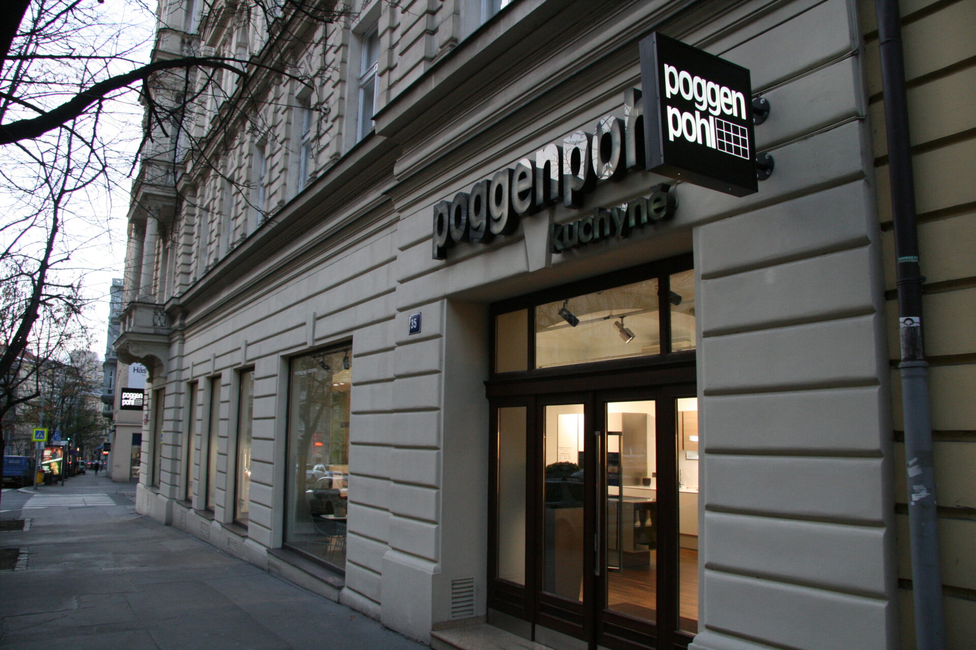 SHOWROOM